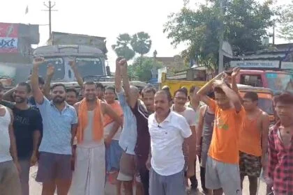 समस्तीपुर: भीषण गर्मी के बीच शहर के लोगो को बिजली और पानी की संकट, आक्रोशित लोगों ने सड़क जाम कर प्रशासन के खिलाफ किया नारेबाजी 22
