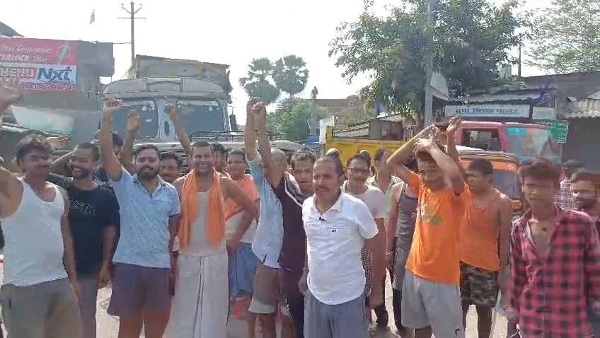 समस्तीपुर: भीषण गर्मी के बीच शहर के लोगो को बिजली और पानी की संकट, आक्रोशित लोगों ने सड़क जाम कर प्रशासन के खिलाफ किया नारेबाजी 6