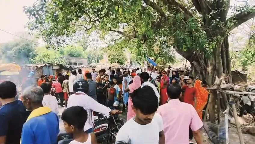 बेगूसराय में भीषण गर्मी के बीच बिजली नहीं मिलने से नाराज लोगों ने सड़क जाम कर बिजली विभाग के खिलाफ किया प्रदर्शन 2