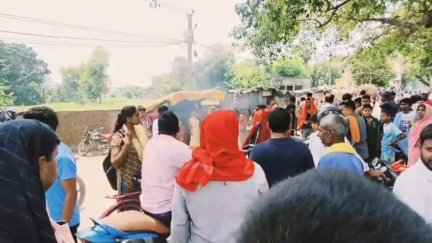 बेगूसराय में भीषण गर्मी के बीच बिजली नहीं मिलने से नाराज लोगों ने सड़क जाम कर बिजली विभाग के खिलाफ किया प्रदर्शन 3