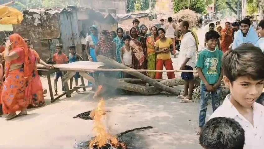 बेगूसराय में भीषण गर्मी के बीच बिजली नहीं मिलने से नाराज लोगों ने सड़क जाम कर बिजली विभाग के खिलाफ किया प्रदर्शन 4
