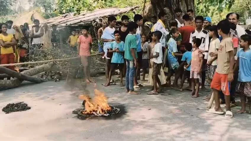 बेगूसराय में भीषण गर्मी के बीच बिजली नहीं मिलने से नाराज लोगों ने सड़क जाम कर बिजली विभाग के खिलाफ किया प्रदर्शन 1
