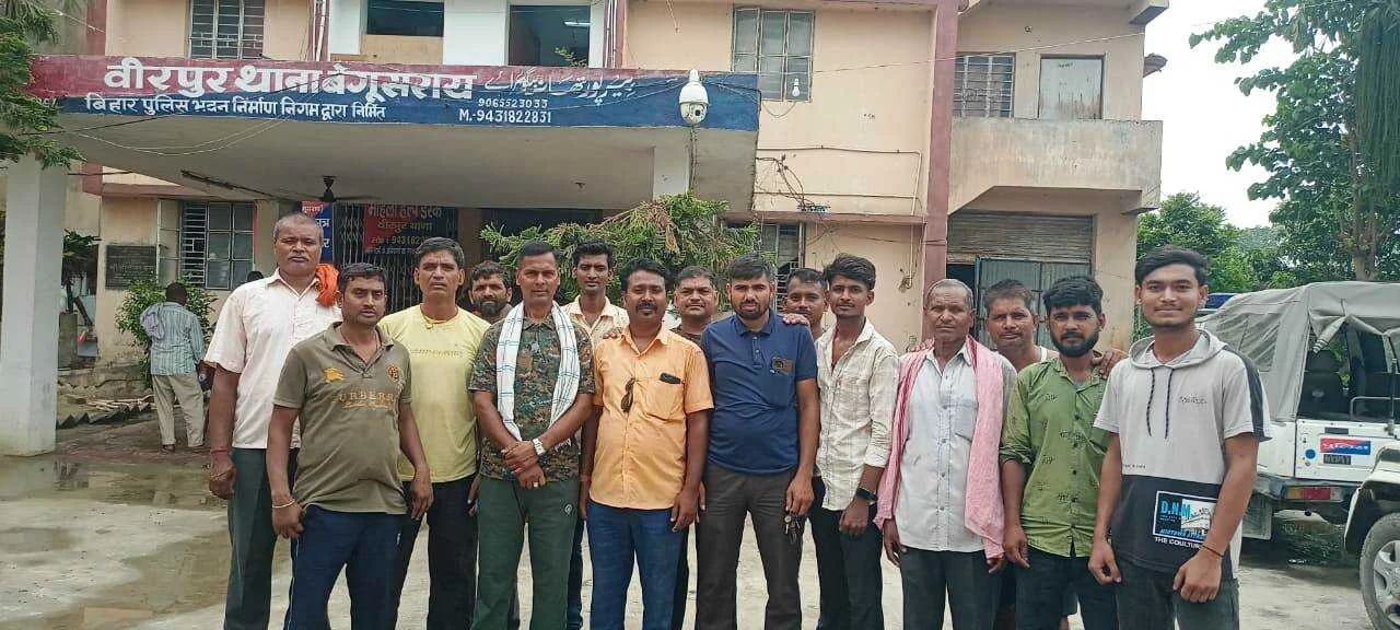 थानाध्यक्ष ने दफादार,चौकिदार के साथ लिया ग्राम रक्षा दल का साप्ताहिक परेड 3