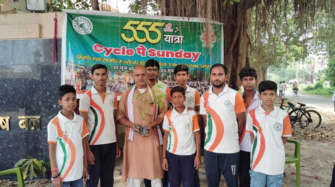 बीहट- गढ़हारा स्थित बटालियन के मुख्य द्वार पर पर्यावरण को लेकर रेलवे के जवानों और स्थानीय लोगों के साथ की गयी परिचर्चा 2