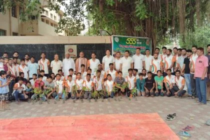 बीहट- गढ़हारा स्थित बटालियन के मुख्य द्वार पर पर्यावरण को लेकर रेलवे के जवानों और स्थानीय लोगों के साथ की गयी परिचर्चा 17