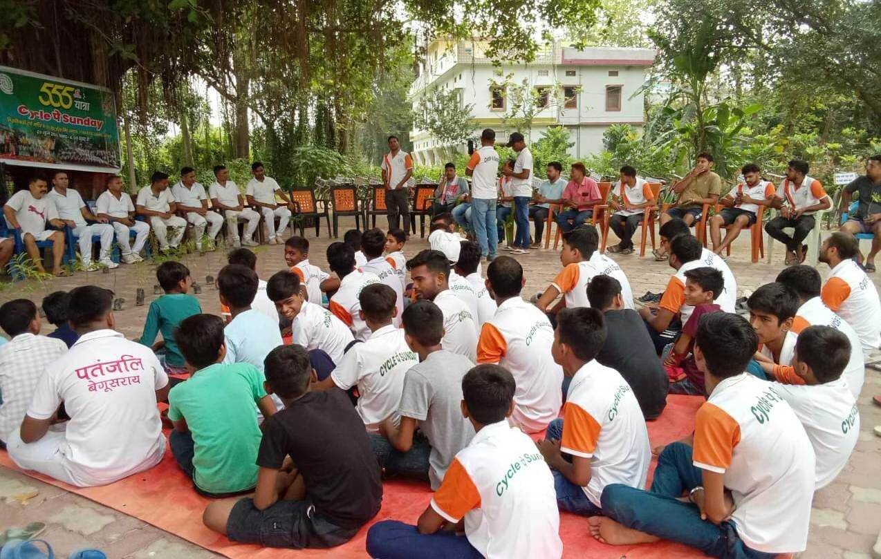 बीहट- गढ़हारा स्थित बटालियन के मुख्य द्वार पर पर्यावरण को लेकर रेलवे के जवानों और स्थानीय लोगों के साथ की गयी परिचर्चा 3