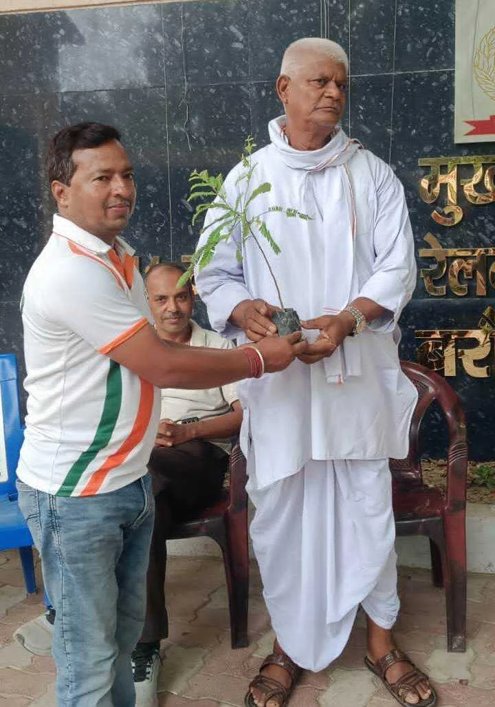 बीहट- गढ़हारा स्थित बटालियन के मुख्य द्वार पर पर्यावरण को लेकर रेलवे के जवानों और स्थानीय लोगों के साथ की गयी परिचर्चा 4