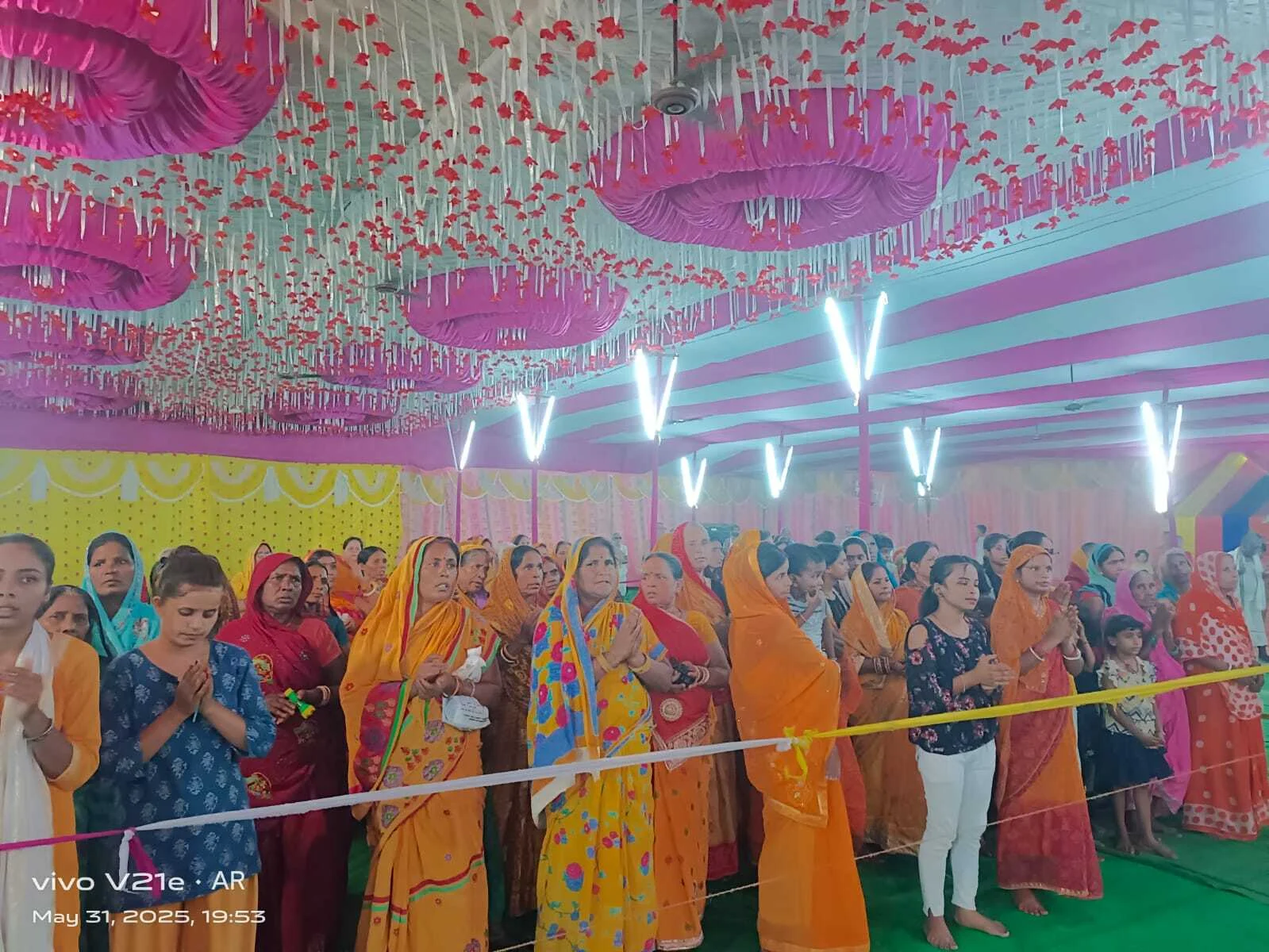 जहाँ तक प्रवचन की आवाज जाती है, वहाँ तक स्वर्ग लोक जैसा वातावरण उपस्थित हो जाता है - सुश्री दिव्या पांडे 3