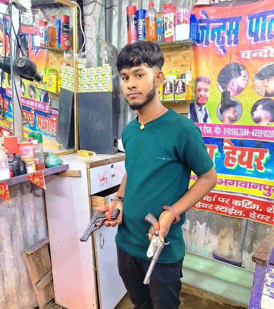 सोशल मिडिया पर हथियार लहराने के मामले में पुलिस ने एक व्यक्ति को किया गिरफ्तार 11