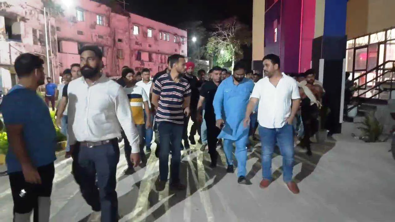 क्रिकेट खेलने के विवाद को लेकर युवक की विकेट से पीट पीट कर हत्या, एक ही पिच में खेलने को लेकर हुआ था विवाद 3