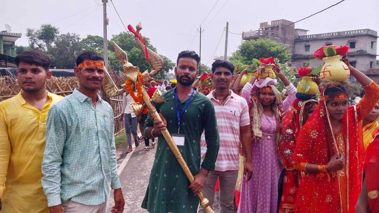 बरौनी प्रखंड के हाजीपुर में नवनिर्मित शिव मंदिर प्राण प्रतिष्ठा को लेकर 1201 कुमारी कन्याओं ने निकाली भव्य कलश शोभा यात्रा 3