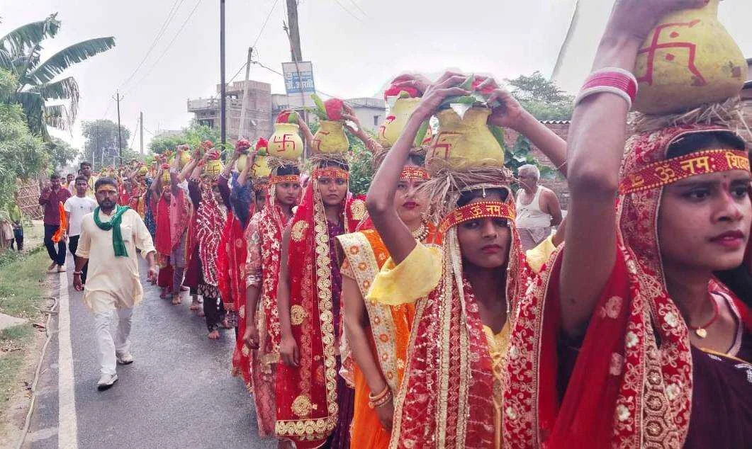 बरौनी प्रखंड के हाजीपुर में नवनिर्मित शिव मंदिर प्राण प्रतिष्ठा को लेकर 1201 कुमारी कन्याओं ने निकाली भव्य कलश शोभा यात्रा 5