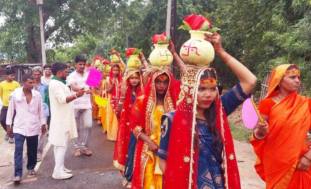 बरौनी प्रखंड के हाजीपुर में नवनिर्मित शिव मंदिर प्राण प्रतिष्ठा को लेकर 1201 कुमारी कन्याओं ने निकाली भव्य कलश शोभा यात्रा 4