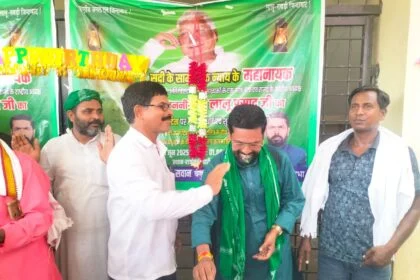 बेगूसराय जिले के राजोपुर में राजद नेता पशुपारस पासवान ने मनाया लालू यादव का जन्मदिन, कार्यकर्ताओं में दिखा उत्साह 14
