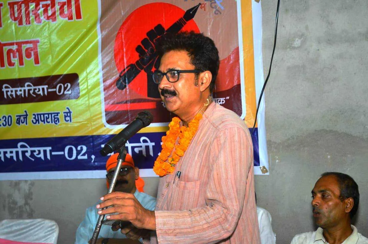 नई चुनौती नए समय की सूरत रचता हूं, सड़क की भाषा में जनता की मूरत रचता हूं,जो मुरख है वही कहेगा बंदी है बिहार में - डॉ रामाज्ञा शशिधर 3