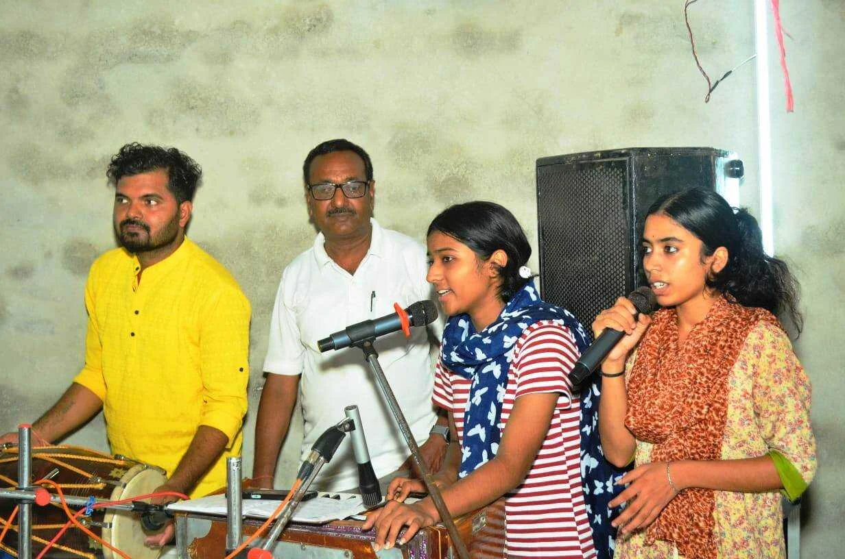 नई चुनौती नए समय की सूरत रचता हूं, सड़क की भाषा में जनता की मूरत रचता हूं,जो मुरख है वही कहेगा बंदी है बिहार में - डॉ रामाज्ञा शशिधर 5