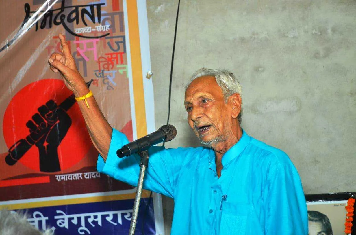 नई चुनौती नए समय की सूरत रचता हूं, सड़क की भाषा में जनता की मूरत रचता हूं,जो मुरख है वही कहेगा बंदी है बिहार में - डॉ रामाज्ञा शशिधर 4