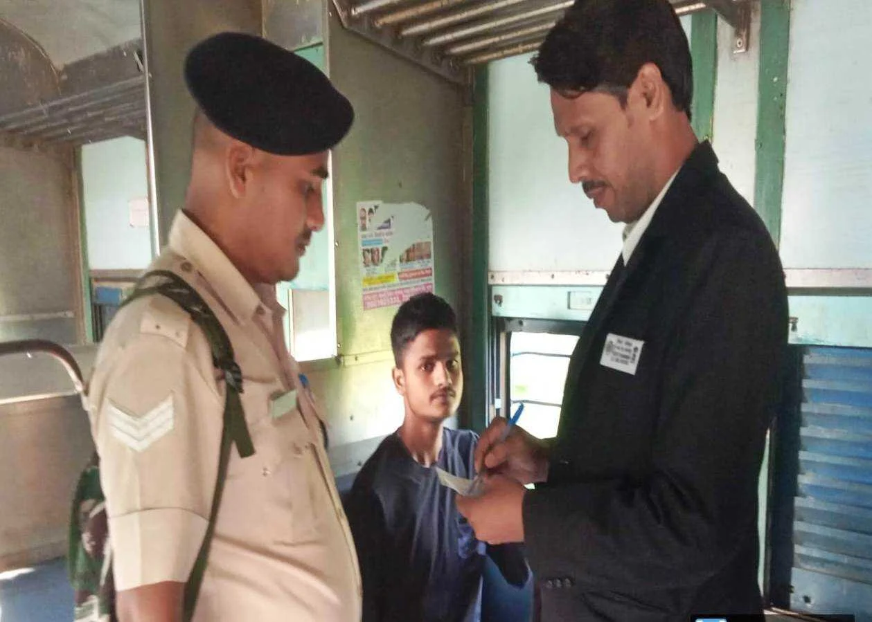 समस्तीपुर मंडल में मेगा टिकट चेकिंग अभियान जारी, 6383 बिना टिकट यात्रियों से वसूले गये 52.47 लाख रूपये 3