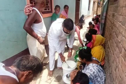 बछवाड़ा में राजद सुप्रीमो लालू प्रसाद यादव का 78 वां जन्म दिन महादलित वस्ती में केक काटकर मनाया गया 17