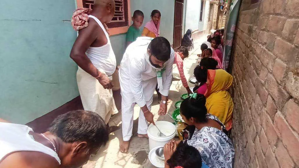 बछवाड़ा में राजद सुप्रीमो लालू प्रसाद यादव का 78 वां जन्म दिन महादलित वस्ती में केक काटकर मनाया गया 4