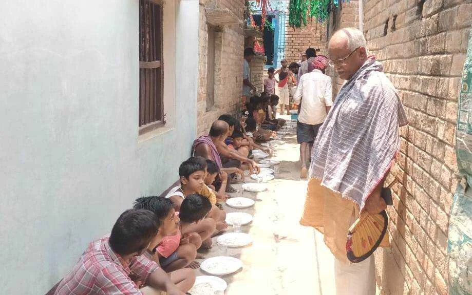 बछवाड़ा में राजद सुप्रीमो लालू प्रसाद यादव का 78 वां जन्म दिन महादलित वस्ती में केक काटकर मनाया गया 2