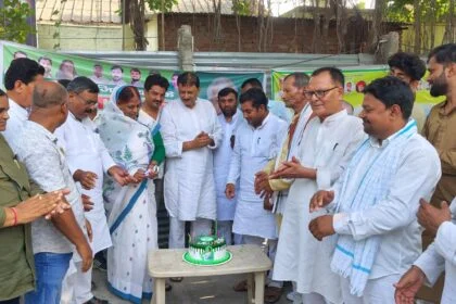 समस्तीपुर: राजद कार्यकर्ताओं ने राजद सुप्रीमो लालू प्रसाद यादव का 78वां जन्मदिन केक काटकर व पौधा लगाकर हर्षोल्लास के साथ मनाया 10