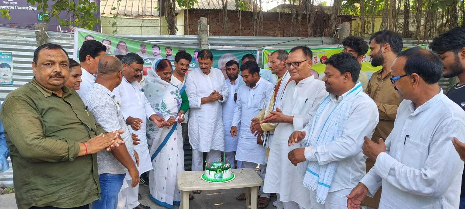 समस्तीपुर: राजद कार्यकर्ताओं ने राजद सुप्रीमो लालू प्रसाद यादव का 78वां जन्मदिन केक काटकर व पौधा लगाकर हर्षोल्लास के साथ मनाया 10