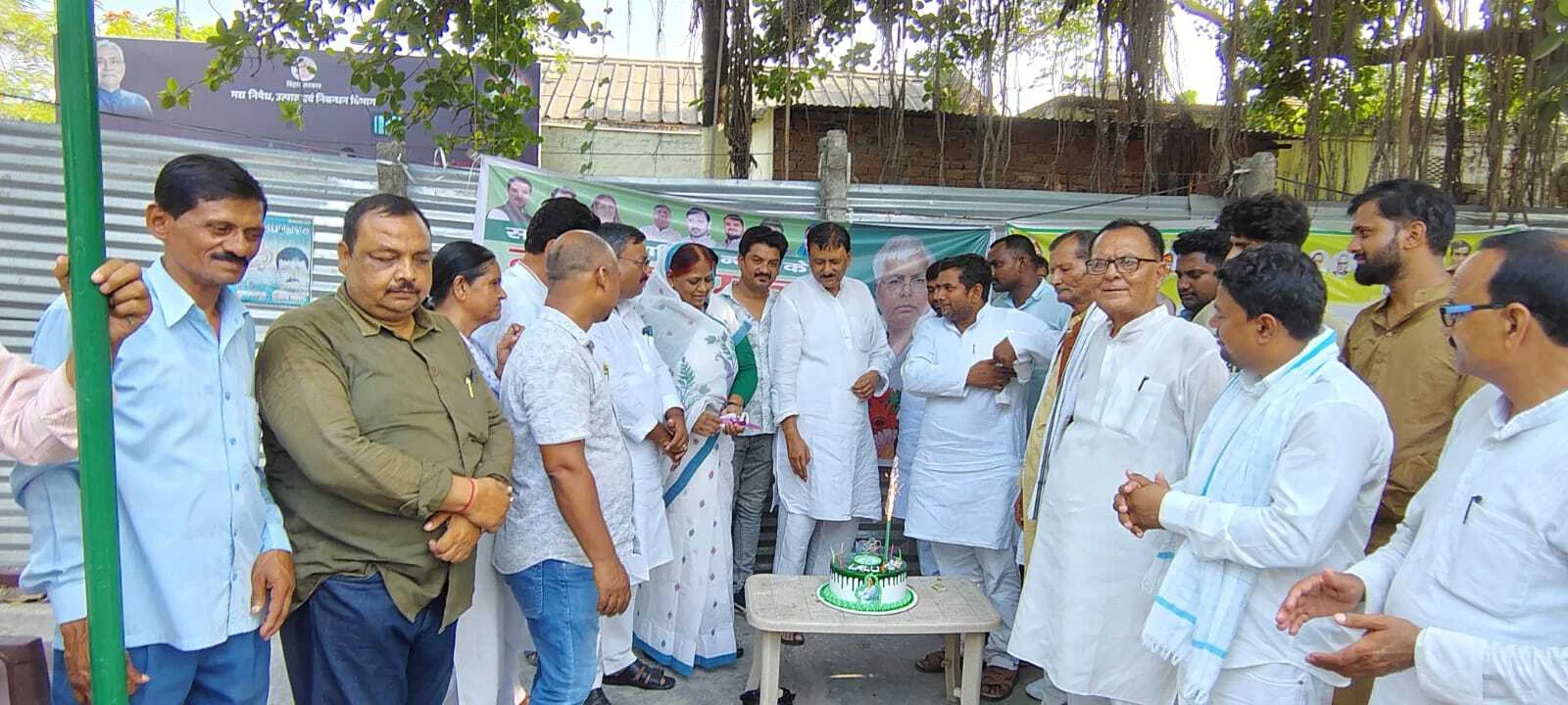 समस्तीपुर: राजद कार्यकर्ताओं ने राजद सुप्रीमो लालू प्रसाद यादव का 78वां जन्मदिन केक काटकर व पौधा लगाकर हर्षोल्लास के साथ मनाया 2