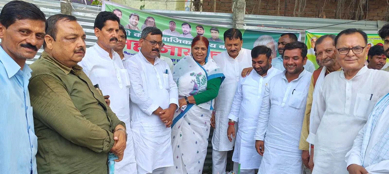 समस्तीपुर: राजद कार्यकर्ताओं ने राजद सुप्रीमो लालू प्रसाद यादव का 78वां जन्मदिन केक काटकर व पौधा लगाकर हर्षोल्लास के साथ मनाया 3