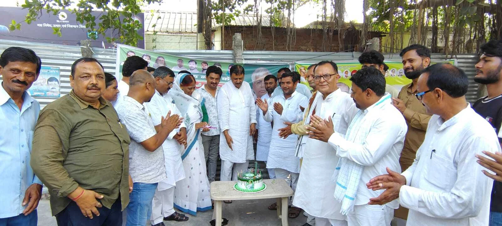 समस्तीपुर: राजद कार्यकर्ताओं ने राजद सुप्रीमो लालू प्रसाद यादव का 78वां जन्मदिन केक काटकर व पौधा लगाकर हर्षोल्लास के साथ मनाया 4