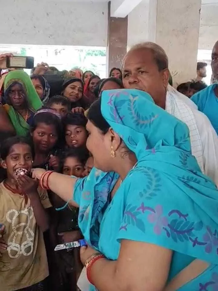 समस्तीपुर: वरिष्ठ राजद नेत्री विभा देवी ने लालू प्रसाद यादव का 78वां जन्मदिन दलित बस्ती के बच्चों के साथ केक काटकर मनाया 8