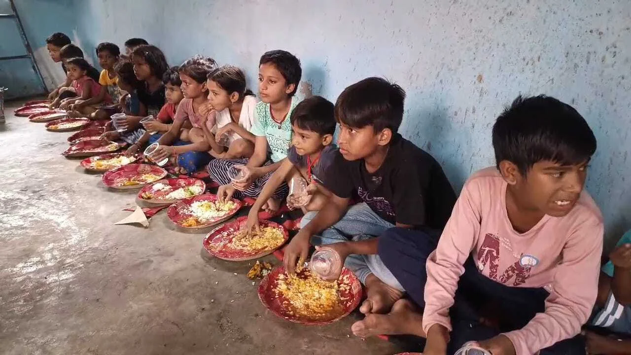 बिहार शरीफ के महादलित टोले में गरीबों के मसीहा सह राजद के राष्ट्रीय अध्यक्ष लालू प्रसाद यादव का राजद कार्यकर्ताओं ने मनाया 78 वाँ जन्मदिन 3