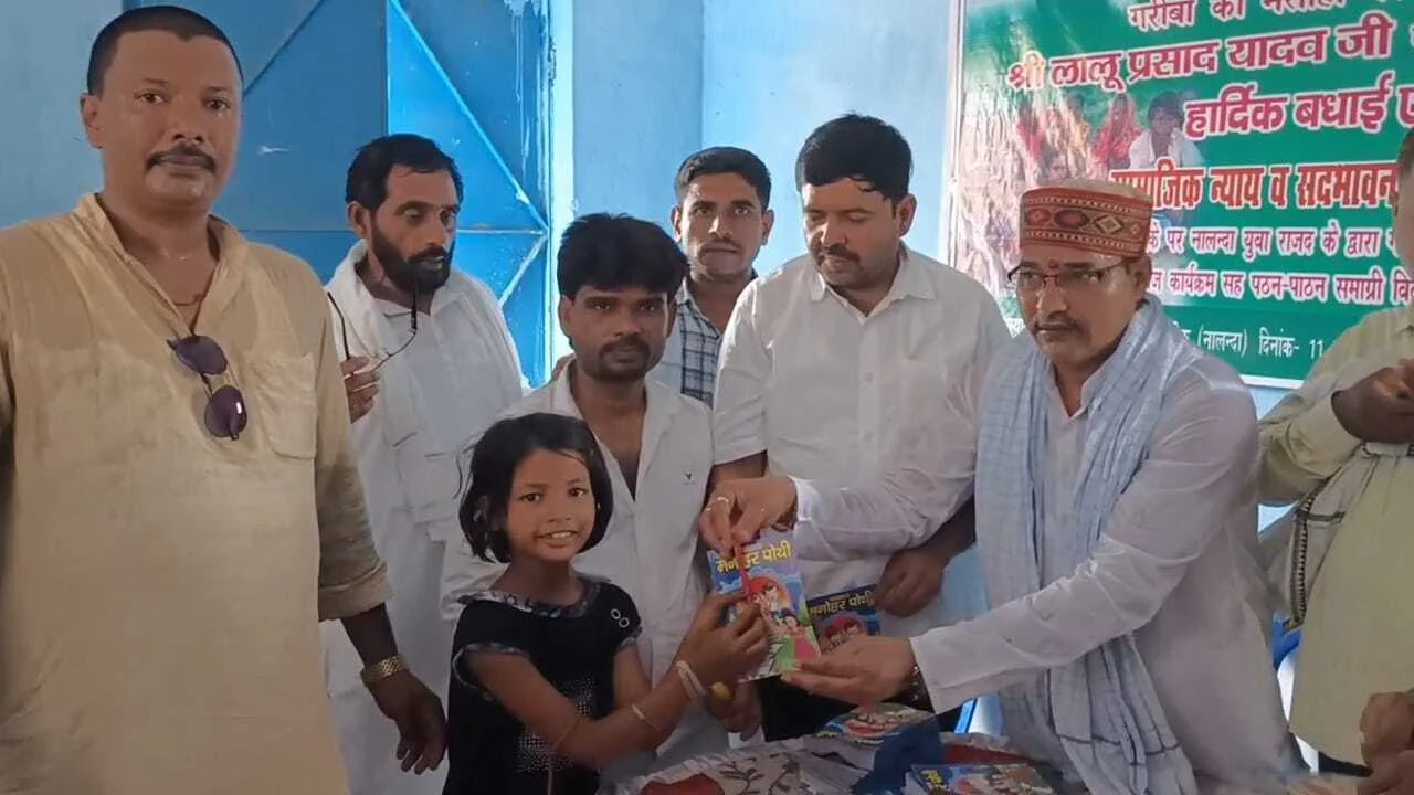 बिहार शरीफ के महादलित टोले में गरीबों के मसीहा सह राजद के राष्ट्रीय अध्यक्ष लालू प्रसाद यादव का राजद कार्यकर्ताओं ने मनाया 78 वाँ जन्मदिन 2