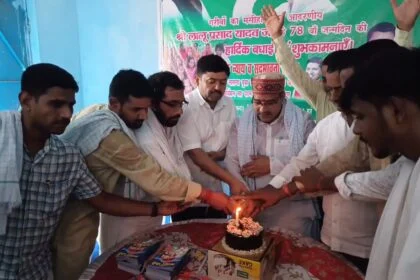 बिहार शरीफ के महादलित टोले में गरीबों के मसीहा सह राजद के राष्ट्रीय अध्यक्ष लालू प्रसाद यादव का राजद कार्यकर्ताओं ने मनाया 78 वाँ जन्मदिन 16
