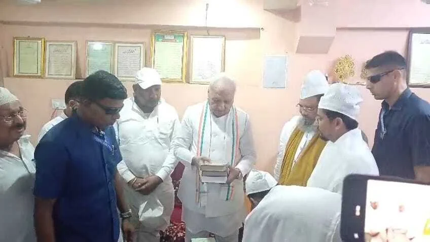 नालंदा: राज्यपाल आरिफ मोहम्मद खान पहुंचे बिहारशरीफ,मरहूम डॉ. मौलाना सैयद अली अरशद के निधन पर लेकर परिजनों से मिलकर दिए सांत्वना 2