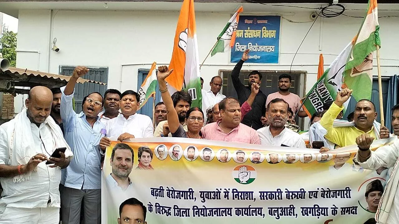 खगड़िया: जिला कांग्रेस कमिटी द्वारा दर्जनों कार्यकर्ताओ ने किया विरोध प्रदेशन 2