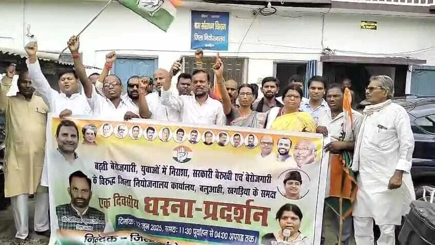 खगड़िया: जिला कांग्रेस कमिटी द्वारा दर्जनों कार्यकर्ताओ ने किया विरोध प्रदेशन 5