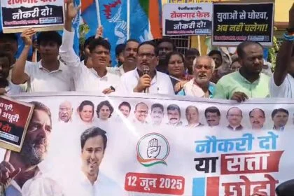 नौकरी दो या सत्ता छोड़ो – समस्तीपुर ज़िला कांग्रेस कमिटी का बेरोज़गारी के ख़िलाफ़ ज़ोरदार प्रदर्शन 16