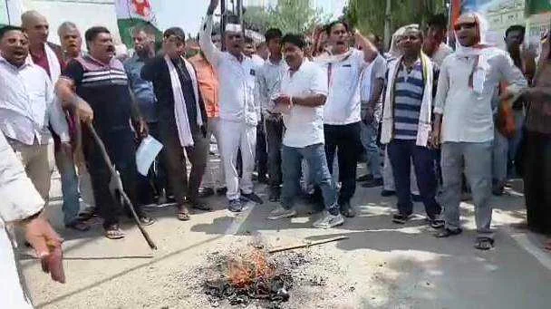 बेगूसराय में कांग्रेस के द्वारा नौकरी दो या सत्ता छोड़ो' लेकर किया गया जोरदार प्रदर्शन 3