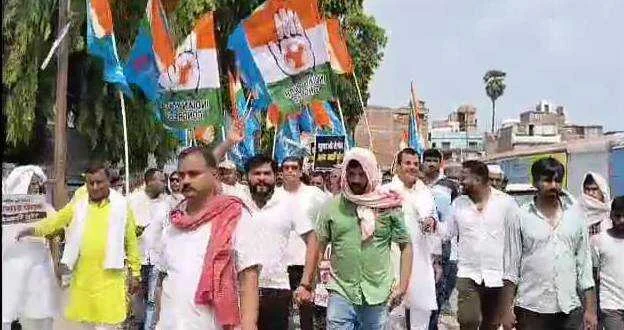 बेगूसराय में कांग्रेस के द्वारा नौकरी दो या सत्ता छोड़ो' लेकर किया गया जोरदार प्रदर्शन 4