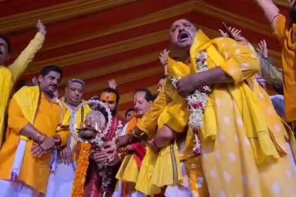 बेगूसराय में बिहार सरकार के उपमुख्यमंत्री विजय कुमार सिन्हा ने दीप प्रज्वलित कर यज्ञ का किया उद्घाटन 16