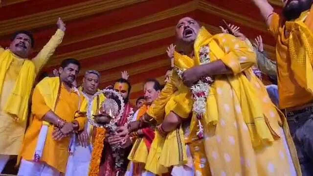 बेगूसराय में बिहार सरकार के उपमुख्यमंत्री विजय कुमार सिन्हा ने दीप प्रज्वलित कर यज्ञ का किया उद्घाटन 5