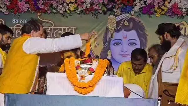 बेगूसराय में बिहार सरकार के उपमुख्यमंत्री विजय कुमार सिन्हा ने दीप प्रज्वलित कर यज्ञ का किया उद्घाटन 3