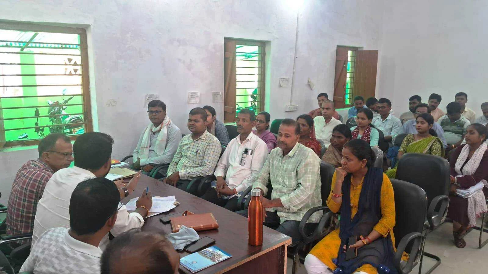 बीडीओ ने जनप्रतिनिधियों और पदाधिकारियों के साथ किया समीक्षात्मक बैठक 6