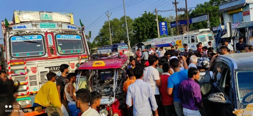 मारूति कार व ई-रिक्शा की टक्कर में ई-रिक्शा चालक की दर्दनाक मौत,तीन लोग गंभीर रुप से घायल 1