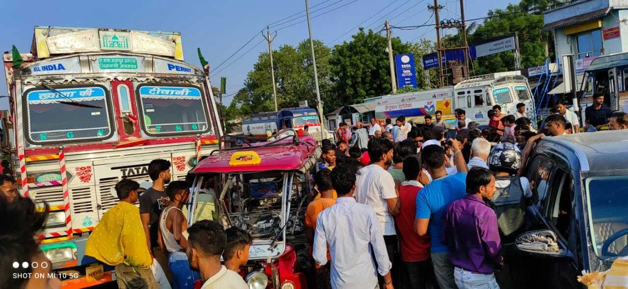 मारूति कार व ई-रिक्शा की टक्कर में ई-रिक्शा चालक की दर्दनाक मौत,तीन लोग गंभीर रुप से घायल 2