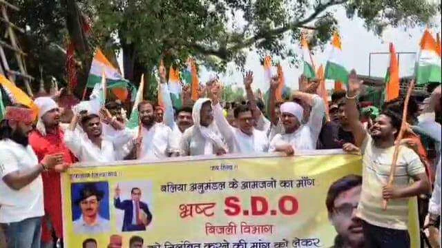 बेगूसराय में बिजली विभाग के एसडीओ के खिलाफ लोगों ने सड़क पर उतरकर किया जमकर हंगामा 3
