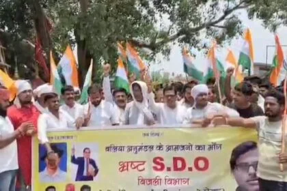 बेगूसराय में बिजली विभाग के एसडीओ के खिलाफ लोगों ने सड़क पर उतरकर किया जमकर हंगामा 21