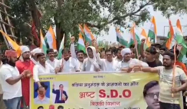 बेगूसराय में बिजली विभाग के एसडीओ के खिलाफ लोगों ने सड़क पर उतरकर किया जमकर हंगामा 7