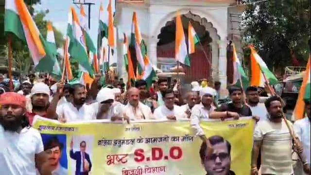 बेगूसराय में बिजली विभाग के एसडीओ के खिलाफ लोगों ने सड़क पर उतरकर किया जमकर हंगामा 2